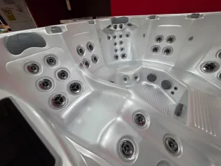 Jacuzzi NUEVO con 3 años de garantía + TAPA