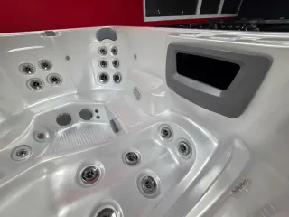 Jacuzzi NUEVO con 3 años de garantía + TAPA