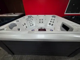 Jacuzzi NUEVO con 3 años de garantía + TAPA