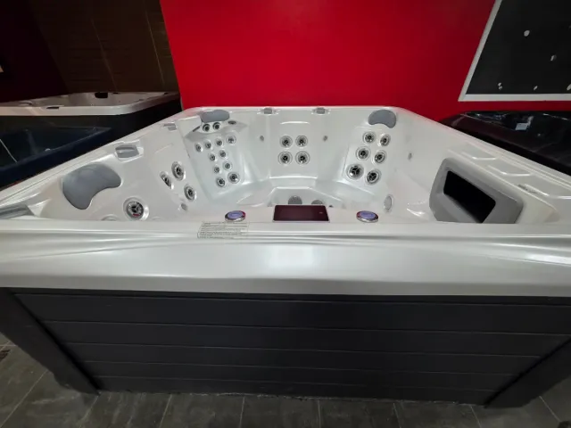 Jacuzzi NUEVO con 3 años de garantía + TAPA