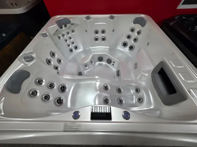 Jacuzzi NUEVO con 3 años de garantía + TAPA
