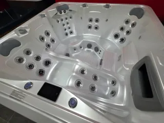 Jacuzzi NUEVO con 3 años de garantía + TAPA