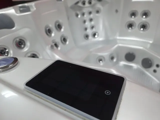 Jacuzzi NUEVO con 3 años de garantía + TAPA