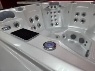 Jacuzzi NUEVO con 3 años de garantía + TAPA