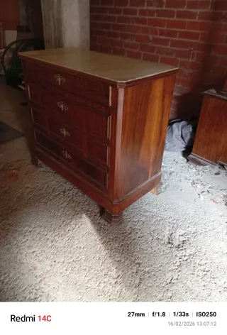 Cómoda antigua madera maciza en buen estado