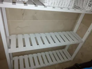 Estantería de madera blanca