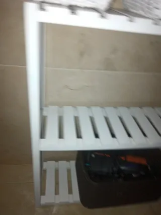 Estantería de madera blanca