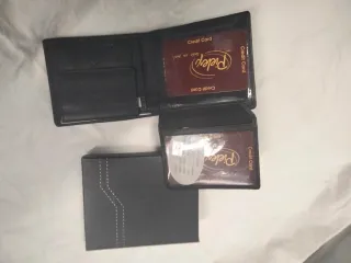 Cartera de piel negra