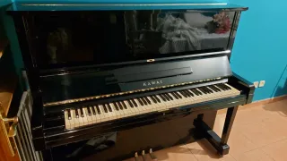Piano Kawai vertical modelo CS-40. Color negro.