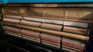 Piano Kawai vertical modelo CS-40. Color negro.