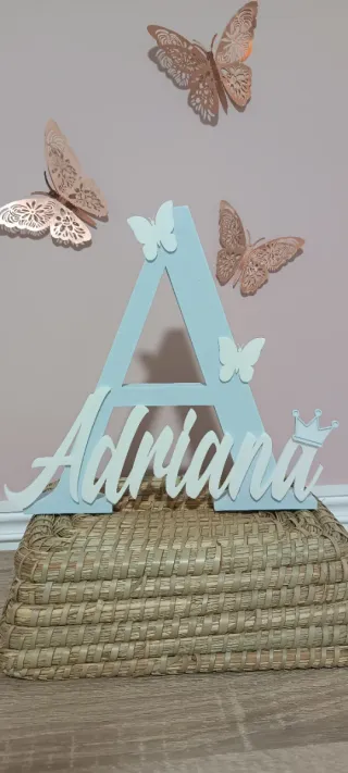 Letra azul con nombre Adriana