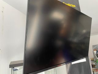 Televisor Samsung Negro con Soporte Articulado