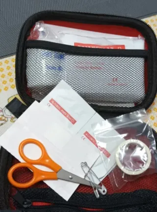 Botiquín de viaje, material resistente.
