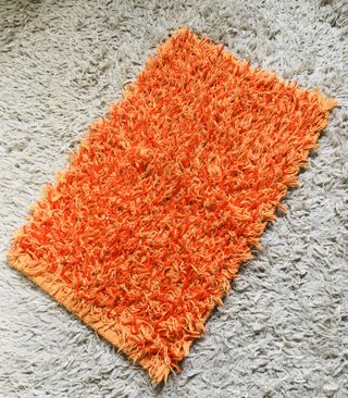 alfombra baño naranja