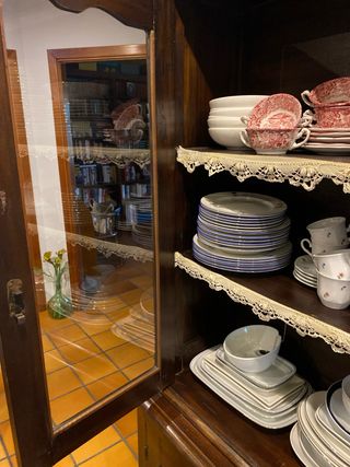 Aparador madera oscura con cristalera. Buen estado