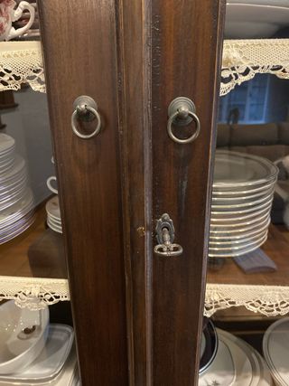 Aparador madera oscura con cristalera. Buen estado