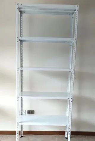 3 Estanterías metálicas (foto no original).