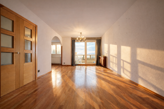 AMPLIO Y LUMINOSO PISO CON GARAJE EN URBANIZACIÓN