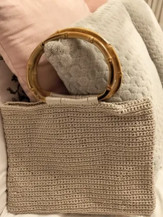 Bolso beige hecho en crochet