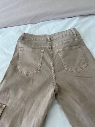 Pantalones cargo beige elásticos