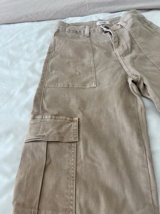 Pantalones cargo beige elásticos