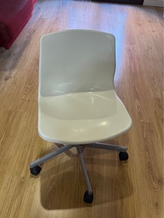 Silla blanca de escritorio con ruedas