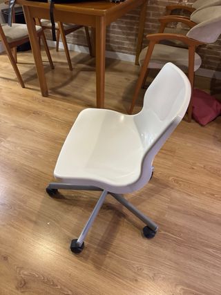 Silla blanca de escritorio con ruedas