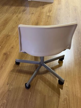 Silla blanca de escritorio con ruedas