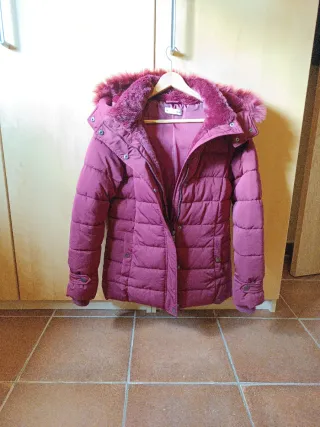 Abrigo mujer guateado con capucha de color granate