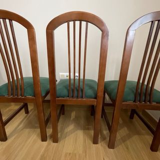 Sillas de madera de cerezo.