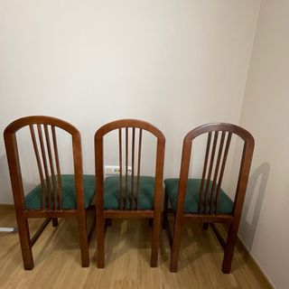 Sillas de madera de cerezo.
