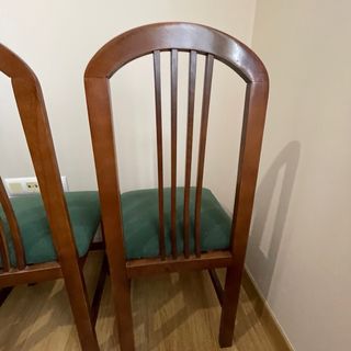 Sillas de madera de cerezo.