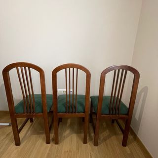 Sillas de madera de cerezo.