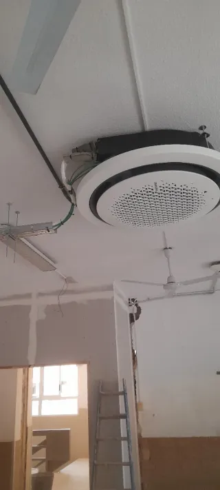 Montaje cargas de gas aire acondicionado