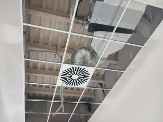 Montaje cargas de gas aire acondicionado