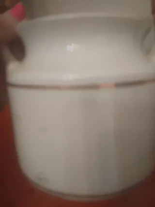 Preciosa tetera de porcelana con bordes dorados