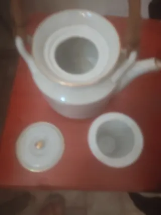 Preciosa tetera de porcelana con bordes dorados