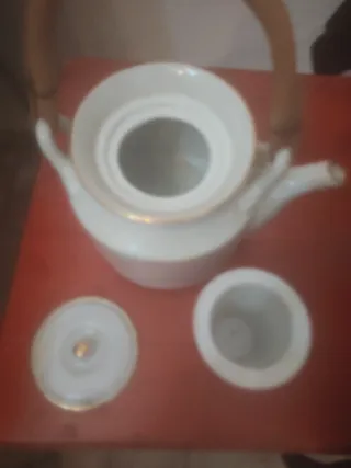Preciosa tetera de porcelana con bordes dorados
