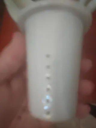 Preciosa tetera de porcelana con bordes dorados