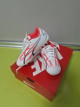 Botas de fútbol blancas y rojas/naranjas talla 28