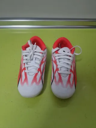 Botas de fútbol blancas y rojas/naranjas talla 28