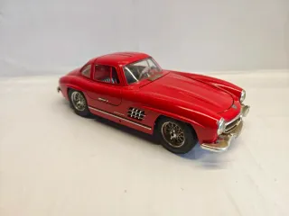 Mercedes-Benz 300 SL in scala 1.18 bburago
