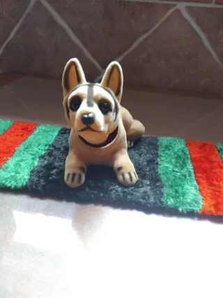 Perro que mueve la cabeza para coche clásico