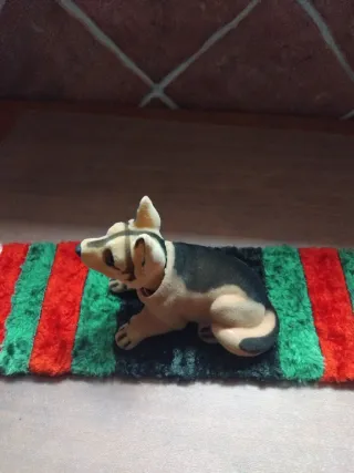 Perro que mueve la cabeza para coche clásico