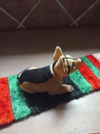 Perro que mueve la cabeza para coche clásico