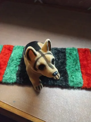 Perro que mueve la cabeza para coche clásico