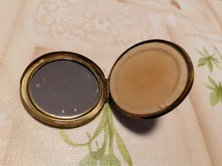 Antigua polvera metálica con espejo interior