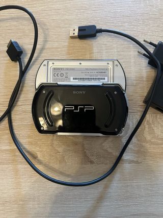 Psp portatile con giochi e caricabatterie