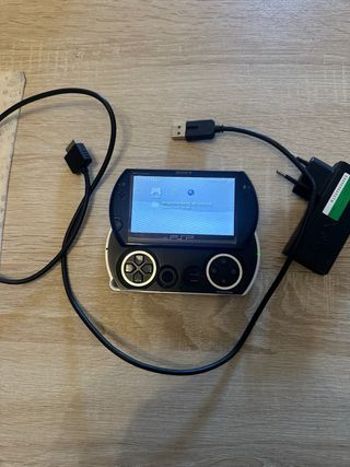 Psp portatile con giochi e caricabatterie