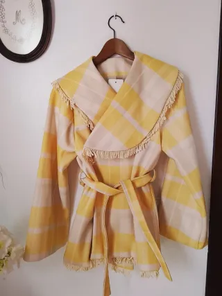 Chaqueta. Preciosa con cuadros amarillo y beige.